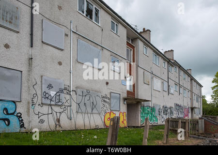 Zugenagelten und unkenntlich aufgegebenen Rat Häuser in Gildas Avenue im Kings Norton Vorort von Birmingham, Großbritannien Stockfoto