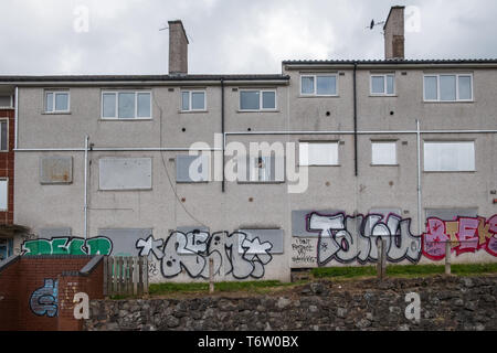 Zugenagelten und unkenntlich aufgegebenen Rat Häuser in Gildas Avenue im Kings Norton Vorort von Birmingham, Großbritannien Stockfoto