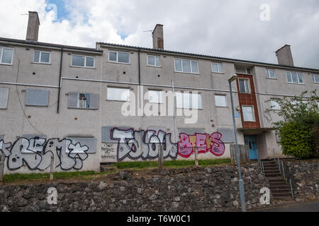 Zugenagelten und unkenntlich aufgegebenen Rat Häuser in Gildas Avenue im Kings Norton Vorort von Birmingham, Großbritannien Stockfoto