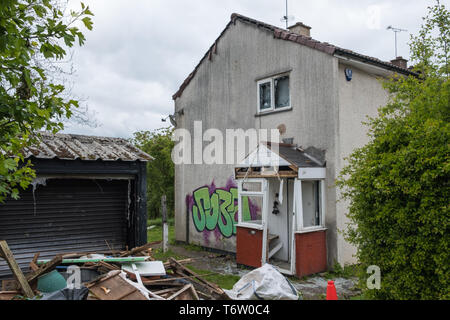 Zugenagelten und unkenntlich aufgegebenen Rat Häuser in Gildas Avenue im Kings Norton Vorort von Birmingham, Großbritannien Stockfoto