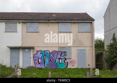 Zugenagelten und unkenntlich aufgegebenen Rat Häuser in Gildas Avenue im Kings Norton Vorort von Birmingham, Großbritannien Stockfoto