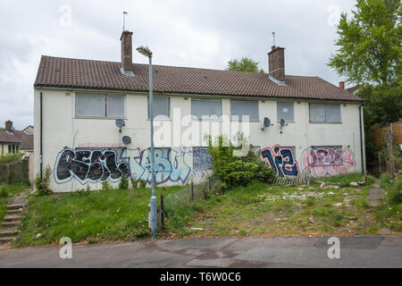 Zugenagelten und unkenntlich aufgegebenen Rat Häuser in Gildas Avenue im Kings Norton Vorort von Birmingham, Großbritannien Stockfoto