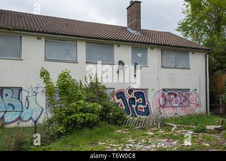 Zugenagelten und unkenntlich aufgegebenen Rat Häuser in Gildas Avenue im Kings Norton Vorort von Birmingham, Großbritannien Stockfoto