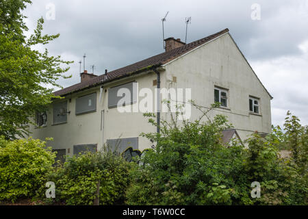 Zugenagelten und unkenntlich aufgegebenen Rat Häuser in Gildas Avenue im Kings Norton Vorort von Birmingham, Großbritannien Stockfoto