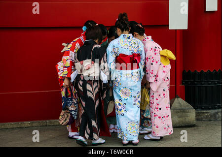 Mädchen in kimano Kleider stehen in der Nähe der Wand in Senso-ji Tempel Asakusa, Tokyo, Japan Stockfoto