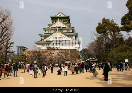 OSAKA, Japan - 29. MÄRZ 2019: Viele Menschen besuchen Ocaka Schloss, einem Japanischen alten Burg als Symbol oder als Wahrzeichen in Osaka, Kansai, Japan Stockfoto