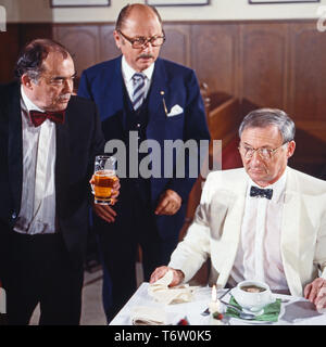 Vier unter "Baum, Fernsehfilm, Deutschland 1985 Darsteller: Peter Schmitz, Bruno W. Pantel. Rolf Schimpf Stockfoto