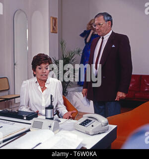 Vier unter "Baum, Fernsehfilm, Deutschland 1985 Darsteller: Charlotte Quilling, Rolf Schimpf Stockfoto