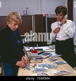 Vier unter "Baum, Fernsehfilm, Deutschland 1985 Darsteller: Joachim Müller, Charlotte Quilling Stockfoto