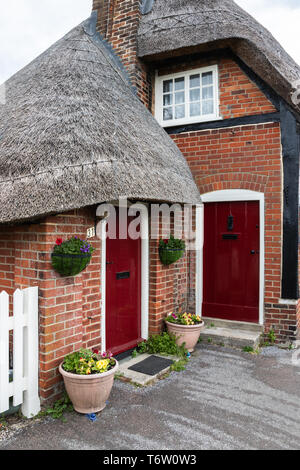 Die typisch englischen Reetdachhaus in der englischen Landschaft Stockfoto