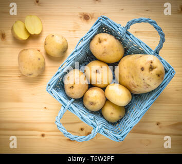 Frische Kartoffeln in Holz- vintage Warenkorb Stockfoto