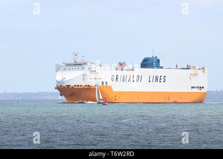 Die Grimaldi Lines, Car Carrier, Gran Bretagna, Schmal vermeidet ein Segelboot Im tiefen Wasser Kanal nähert sich der Hafen von Southampton, UK. Stockfoto