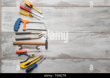 Schraubendreher, Hammer, Maßband und andere Werkzeug für die Konstruktion von Werkzeugen auf rustikalen Holzmöbeln Hintergrund mit Kopie Raum, Industrie Ingenieur Werkzeugkonzept. Stockfoto