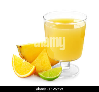 Glas süße Ananassaft mit Früchten Schichten auf weißem Hintergrund Stockfoto