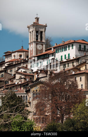 Blick auf Dorf in der Sacro Monte di Varese an einem sonnigen Tag, UNESCO Weltkulturerbe Stockfoto