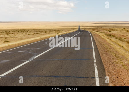 Asphaltstraße, Zamiin-Uud - Sainshand Hwy, Mongolei, schöne Landschaft der Wüste Gobi, Mongolei Stockfoto