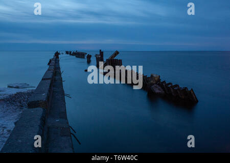 Embedded Steine und Hafen Ruinen in Narva-Jõesuu. Felsigen Strand, ruhige Meer und den Hafen. Hafen Lääne County, Narva, Estland. Ostsee, Europa Stockfoto