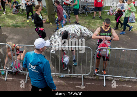 Lokale London Park ehrenamtlichen Last Läufer'Taschen in die Lkw im Greenwich Park vor dem Start der 2019 London Marathon, am 28. April 2019 in London, England Stockfoto