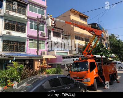 Pom Präp Sattru Phai District, Bangkok, Thailand - 19. März 2018: Auf dem Lkw Kran Elektriker nach oben versetzt zu prüfen und reparieren elektrische li Stockfoto