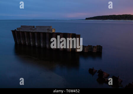 Embedded Steine und Hafen Ruinen in Narva-Jõesuu. Felsigen Strand, ruhige Meer und den Hafen. Hafen Lääne County, Narva, Estland. Ostsee, Europa Stockfoto