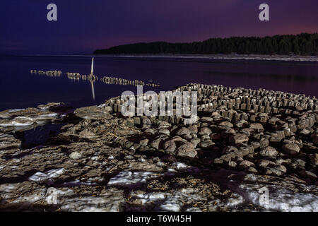 Embedded Steine und Hafen Ruinen in Narva-Jõesuu. Felsigen Strand, ruhige Meer und den Hafen. Hafen Lääne County, Narva, Estland. Ostsee, Europa Stockfoto