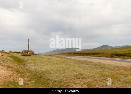 Mongolische Ovoo, Heilige pass auf der Straße, Orkhon der Mongolei. Stockfoto