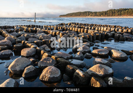 Embedded Steine und Hafen Ruinen in Narva-Jõesuu. Felsigen Strand, ruhige Meer und den Hafen. Hafen Lääne County, Narva, Estland. Ostsee, Europa Stockfoto