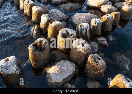 Embedded Steine und Hafen Ruinen in Narva-Jõesuu. Felsigen Strand, ruhige Meer und den Hafen. Hafen Lääne County, Narva, Estland. Ostsee, Europa Stockfoto