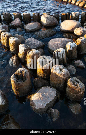 Embedded Steine und Hafen Ruinen in Narva-Jõesuu. Felsigen Strand, ruhige Meer und den Hafen. Hafen Lääne County, Narva, Estland. Ostsee, Europa Stockfoto