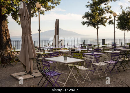 Sorrent, Bucht von Neapel und Vesuv, Teil des Vulkanbogens Kampaniens, Italien. Stockfoto