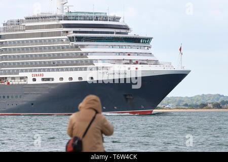 Ein Zuschauer Uhren Die majestätische, Cunard Line, MS QUEEN VICTORIA, aus Calshot Spit, wie Sie dampft aus Southampton, UK, für Hamburg. 28. April 2019. Stockfoto