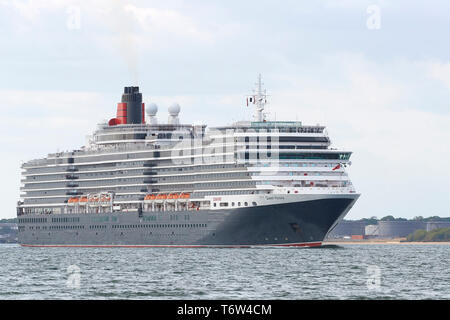 The Majestic, Cunard Line, MS QUEEN VICTORIA, vorbei an Calshot Spit, als sie aus Southampton, Großbritannien, nach Hamburg, Deutschland, ausschänkst. 28. April 2019. Stockfoto