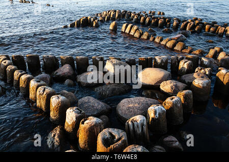 Embedded Steine und Hafen Ruinen in Narva-Jõesuu. Felsigen Strand, ruhige Meer und den Hafen. Hafen Lääne County, Narva, Estland. Ostsee, Europa Stockfoto