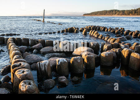 Embedded Steine und Hafen Ruinen in Narva-Jõesuu. Felsigen Strand, ruhige Meer und den Hafen. Hafen Lääne County, Narva, Estland. Ostsee, Europa Stockfoto