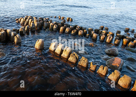 Embedded Steine und Hafen Ruinen in Narva-Jõesuu. Felsigen Strand, ruhige Meer und den Hafen. Hafen Lääne County, Narva, Estland. Ostsee, Europa Stockfoto