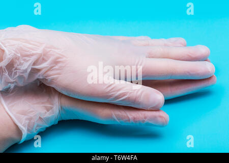 Medizinische Prüfung Qualität Vinyl Handschuhe auf farbigen Hintergrund. Stockfoto