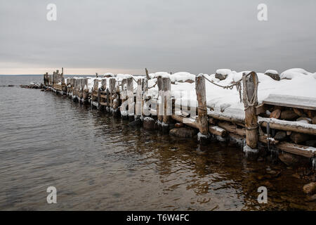 Embedded Steine und Hafen Ruinen in Juminda. Felsigen Strand, ruhige Meer und den Hafen. Hafen in Lahemaa Nationalpark Estland. Ostsee, Europa Stockfoto