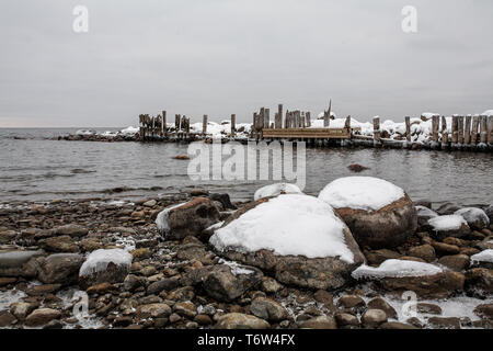 Embedded Steine und Hafen Ruinen in Juminda. Felsigen Strand, ruhige Meer und den Hafen. Hafen in Lahemaa Nationalpark Estland. Ostsee, Europa Stockfoto