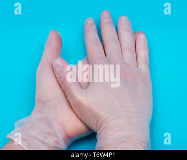 Medizinische Prüfung Qualität Vinyl Handschuhe auf farbigen Hintergrund. Stockfoto