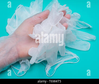 Medizinische Prüfung Qualität Vinyl Handschuhe auf farbigen Hintergrund. Stockfoto