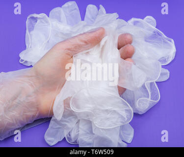 Medizinische Prüfung Qualität Vinyl Handschuhe auf farbigen Hintergrund. Stockfoto