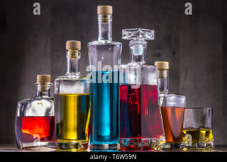 Komposition mit Karaffe und Flaschen verschiedene alkoholische Getränke. Stockfoto