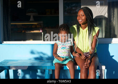 Lokale Mädchen und Kind, Ponta do Ouro, Mosambik Stockfoto