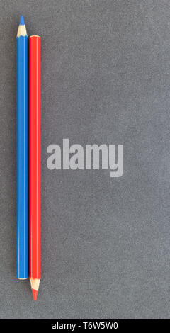 Blau und Rot Buntstifte auf dunklem Hintergrund der Ansicht von oben Stockfoto