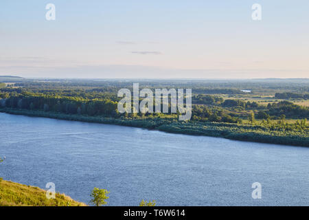 Blick auf den White River an einem sonnigen Sommerabend, der Republik Baschkortostan, Russland Stockfoto