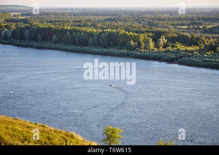 Sommer Landschaft der Republik Baschkirien in der Nähe der Stadt Birsk mit Blick auf den Fluss Belaja Stockfoto