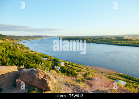 Blick auf den White River an einem sonnigen Sommerabend, der Republik Baschkortostan, Russland Stockfoto