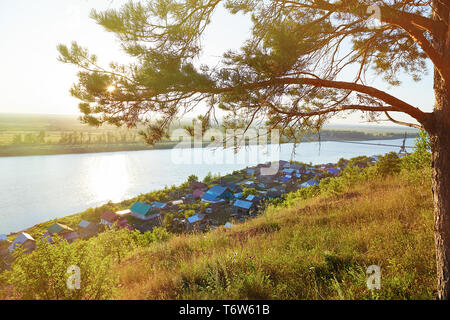 Blick auf die Häuser in der Nähe des White River Respublika Bashkortotan, Russland im Gegenlicht der Sonne Stockfoto