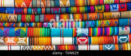 Panorama von bunten Anden Textilien auf der lokalen Kunst und Handwerk Markt von Otavalo, Ecuador. Peru und Bolivien im gleichen Stil der indigenen Stoffen rühmen. Stockfoto