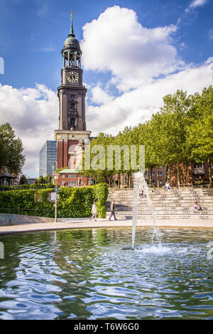 Die berühmte Kirche Sankt Michaelis namens Michel in Hamburg, Deutschland Stockfoto